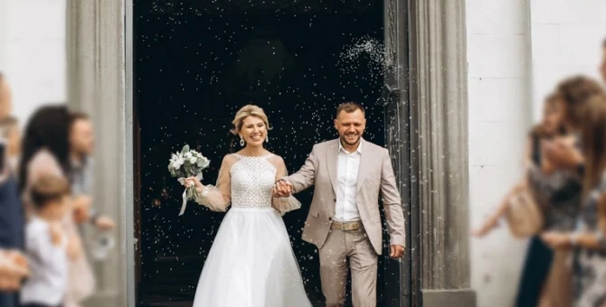 Nowożeńcy wychodzący z kościoła obsypywani konfetti – przyjęcie weselne tylko dla dorosłych