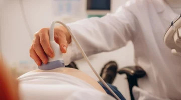 Kobieta w ciąży podczas badania USG z czopem śluzowym nisko