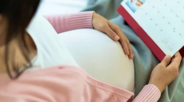 Mama spodziewająca się dziecka patrząca na kalendarz