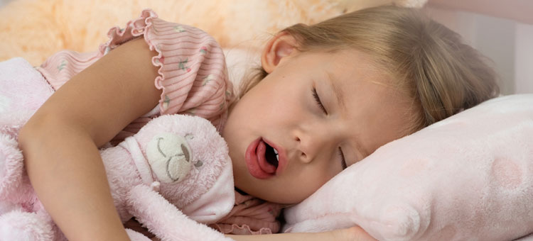 kaszlące dziecko podczas choroby na łóżku