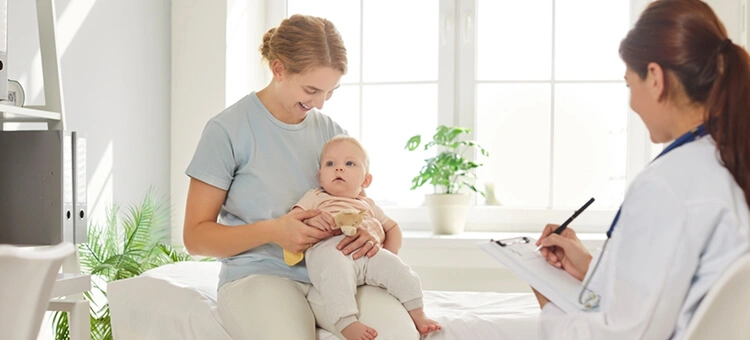 Mama z niemowlęciem podczas konsultacji u pediatry