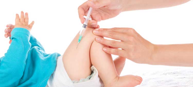 lekarz podje dziecku szczczepionkę skojarzoną