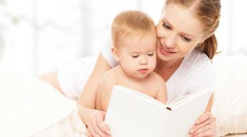 kobieta czyta bajkę niemowlakowi