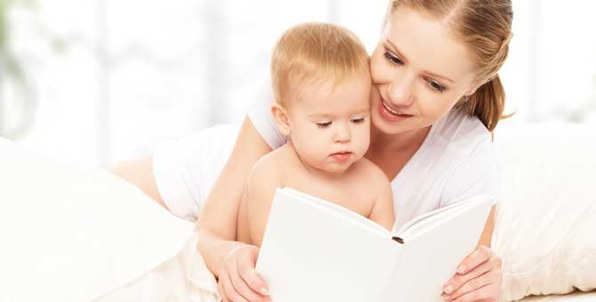 kobieta czyta bajkę niemowlakowi