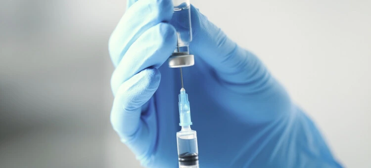 Szczepienia 6w1 a szczepionka 5w1 Przygotowanie dawki szczepionki 6w1 przed podaniem dziecku