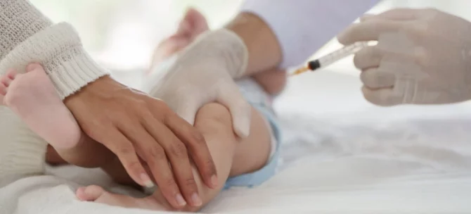 Szczepienie niemowlęcia w gabinecie lekarskim – podanie szczepionki 6w1