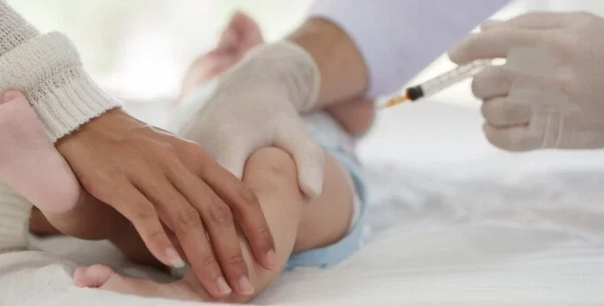 Szczepienie niemowlęcia w gabinecie lekarskim – podanie szczepionki 6w1