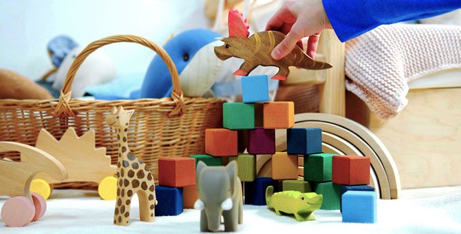 Dlaczego warto kupować dziecku drewniane zabawki?