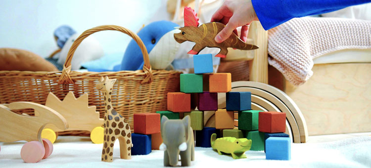 Dlaczego warto kupować dziecku drewniane zabawki?