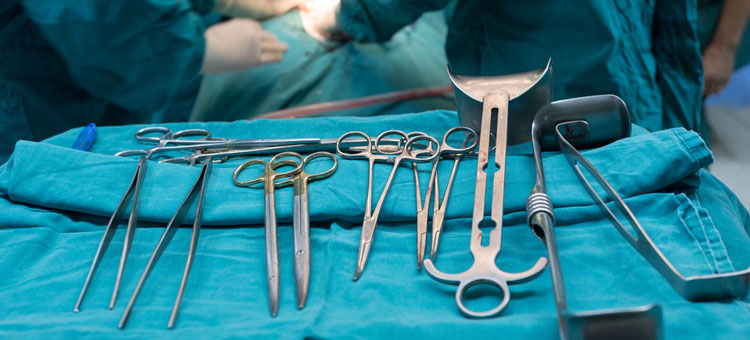 narzędzia chirurgiczne stosowane podczas porodu