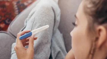 Kobieta przygląda się testowi ciążowemu