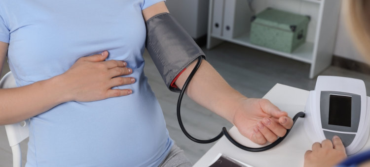 lekarz mierzy ciśnienie kobiety w ciąży