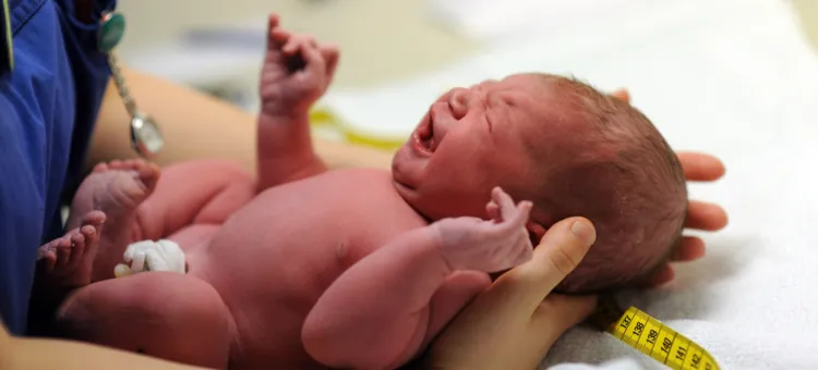 Noworodek w pierwszych chwilach po narodzinach