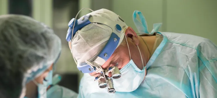 Chirurdzy przeprowadzają operację kosmetyczną w szpitalu, wykorzystując okulary powiększające