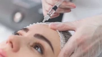 Kobieta otrzymuje zastrzyk botoksu do twarzy w salonie kosmetycznym