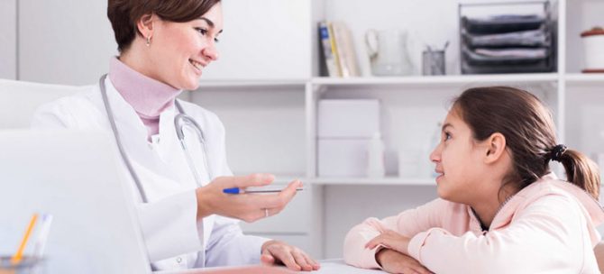 Jak dbać o zdrowie intymne dziewcząt? Czym zajmuje się ginekolog dziecięcy?