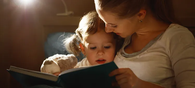 Mama czyta dziecku książkę na dobranoc