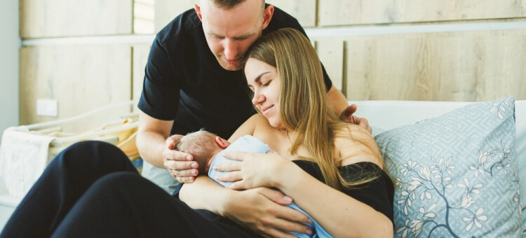 Mama odpoczywająca po porodzie podczas połogu