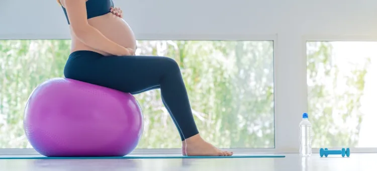 Ćwiczenia w ciąży - pilates na piłce wzmacniający mięśnie i poprawiający równowagę