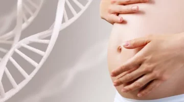 Ciężarna kobieta obejmuje dłońmi swój brzuch, zbliżenie na brzuch, po lewej schemat DNA