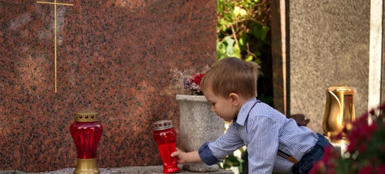 Mała dziewczynka o smutnym wyrazie twarzy siedzi na kolanach tłumaczącej jej coś mamy