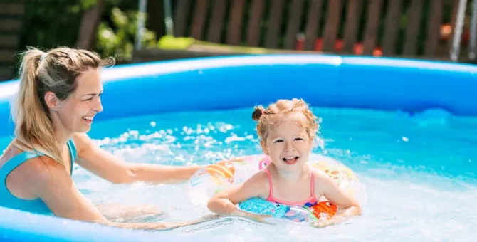 Mama i córka radośnie spędzają czas w dmuchanym basenie