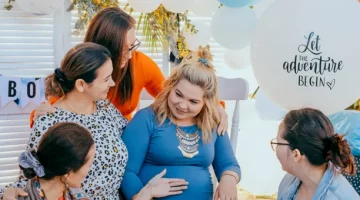 Radosne grono kobiet wspiera przyszłą mamę podczas baby shower z okazji przyjścia na świat maluszka