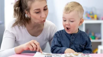 Pani demonstruje wymowę słów małemu chłopcu