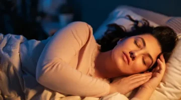 Cichy sen ogarnia kobietę z głową na poduszce, w czasie nocnej ciszy