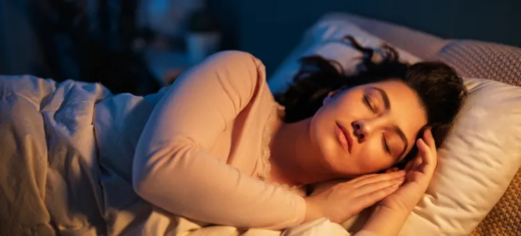 Cichy sen ogarnia kobietę z głową na poduszce, w czasie nocnej ciszy