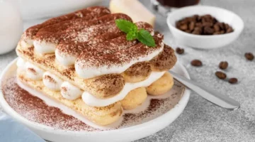 Tradycyjny włoski przysmak tiramisu z warstwami kawy i delikatnym serem mascarpone