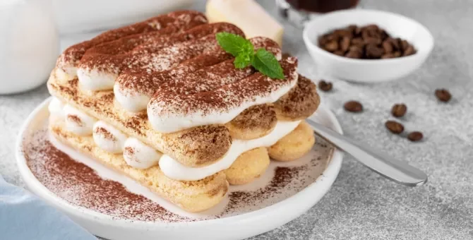 Tradycyjny włoski przysmak tiramisu z warstwami kawy i delikatnym serem mascarpone