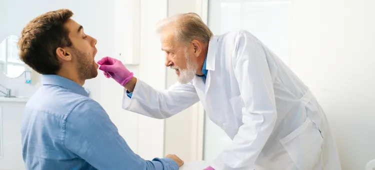 Medyk w białym kitlu wykonuje test dna mężczyźnie