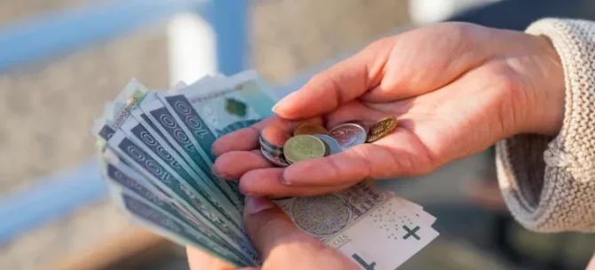 Osoba prezentująca zgromadzone środki finansowe, np. z alimentów