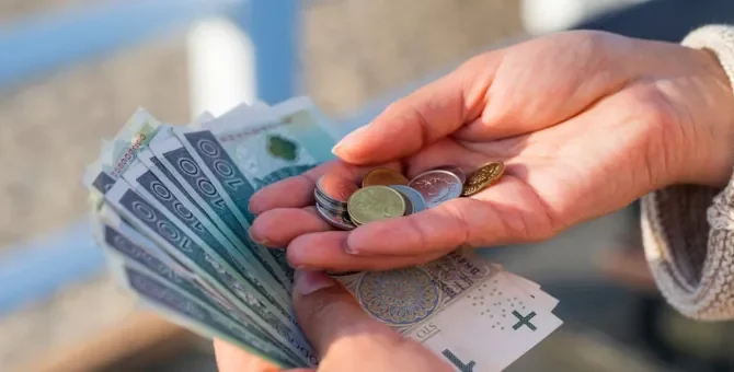 Osoba prezentująca zgromadzone środki finansowe, np. z alimentów