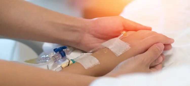 Bliski dotyk rodzica dodający otuchy hospitalizowanemu dziecku