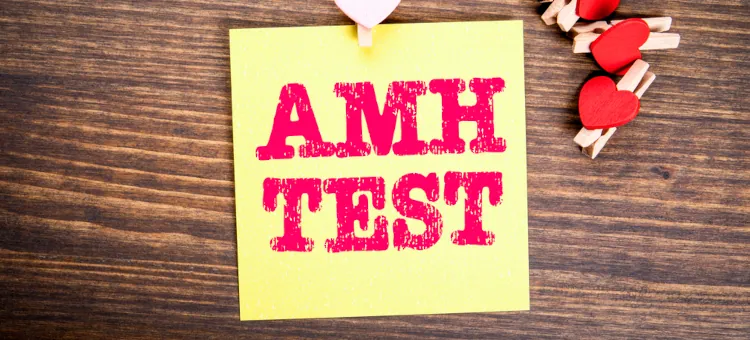 Żółta karteczka samoprzylepna z napisem AMH, obrazująca wyniki badań hormonalnych, determinujących kobiecy potencjał rozrodczy