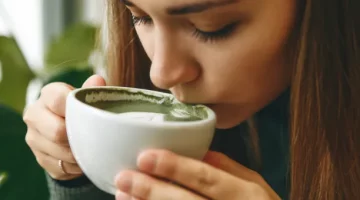 Kobieta delektuje się aromatyczną matchą w jasnym wnętrzu