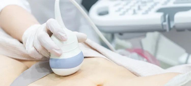 USG i diagnostyka wady macicy Lekarz wykonuje diagnostykę USG na okolicach jamy brzusznej kobiety