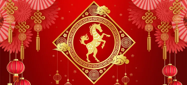 Złoty ognisty rumak pośród obfitych azjatyckich ornamentów i latarni na czerwonym tle