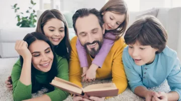 Szczęśliwa cała rodzina zatopiona w lekturze fascynującej opowieści