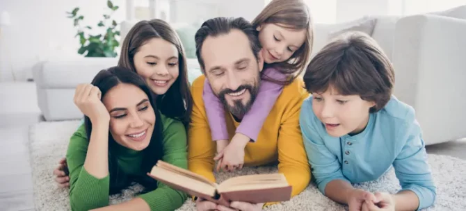 Szczęśliwa cała rodzina zatopiona w lekturze fascynującej opowieści
