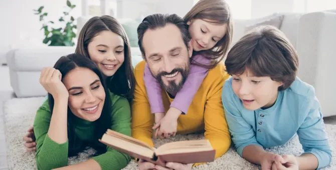 Szczęśliwa cała rodzina zatopiona w lekturze fascynującej opowieści