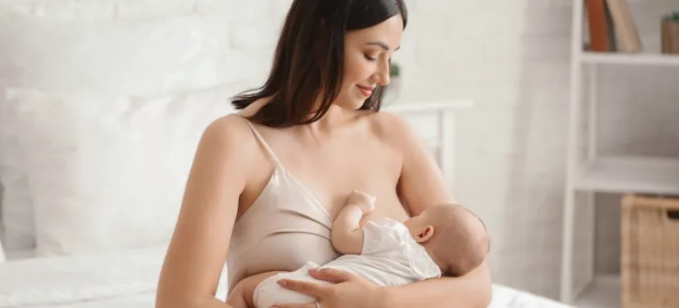 Scena karmienia niemowlęcia przez matkę piersią