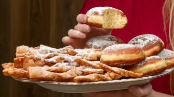 Apetyczne, ręcznie robione pączki oraz faworki podawane na tradycyjnym talerzu