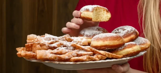 Apetyczne, ręcznie robione pączki oraz faworki podawane na tradycyjnym talerzu