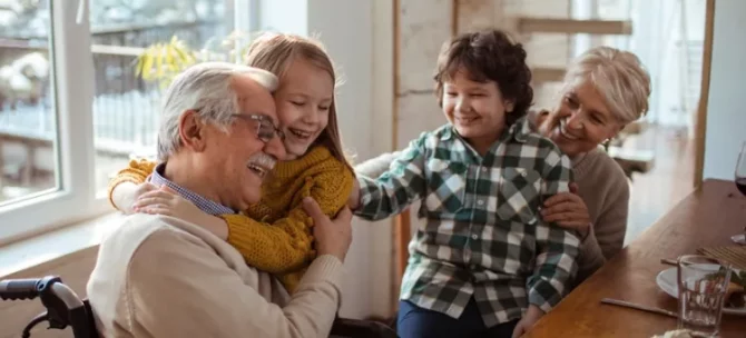 Szczęśliwi dziadkowie i dzieci przy stole