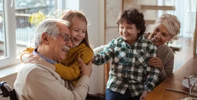 Szczęśliwi dziadkowie i dzieci przy stole