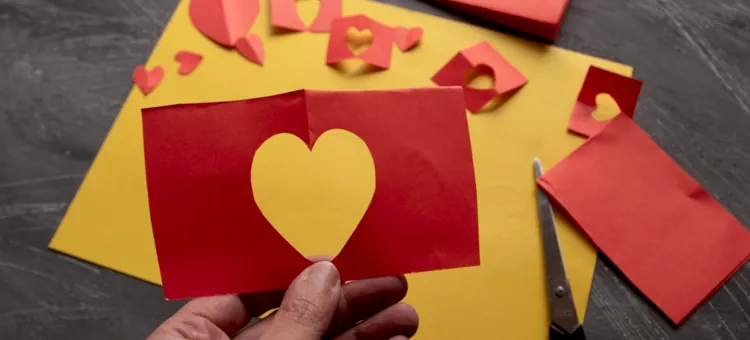 Ręczne tworzenie dekoracji z kolorowego arkusza na Dzień Zakochanych