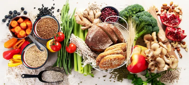 Szeroka gama naturalnych artykułów spożywczych: świeże owoce, chleby pełnoziarniste oraz różnorodne warzywa i nasiona